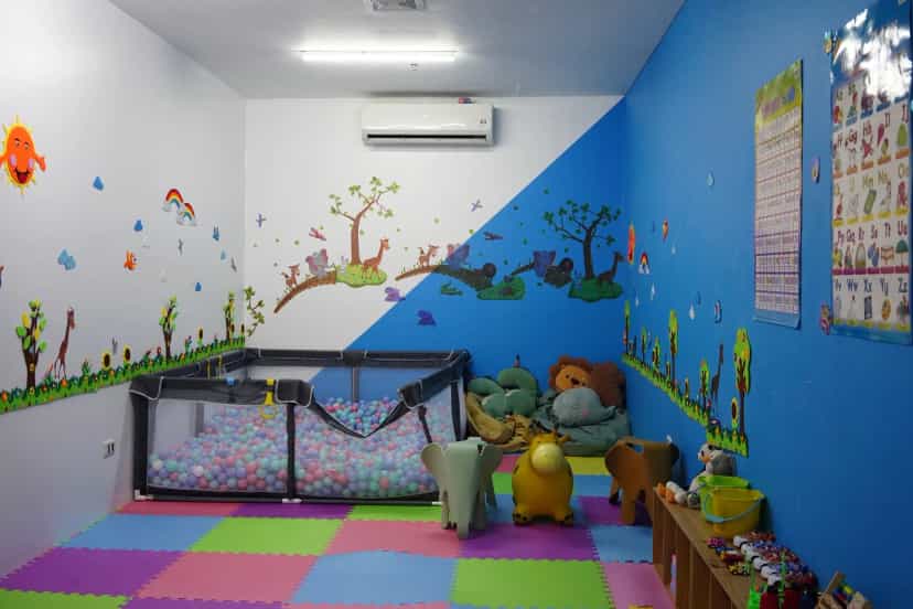 GLC 校內兒童遊戲室，鋪有彩色軟墊與玩具