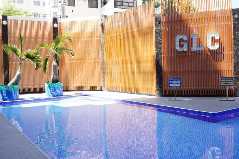 GLC 校內游泳池與木格柵 GLC 標誌牆