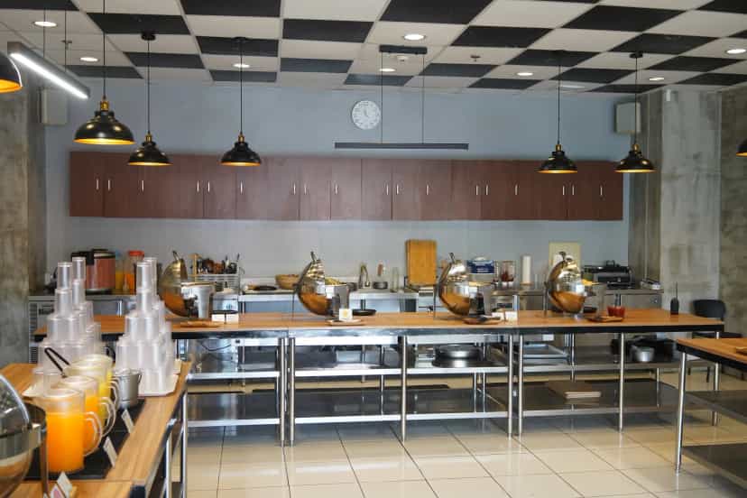 GLC 學生餐廳的自助餐檯與用餐空間
