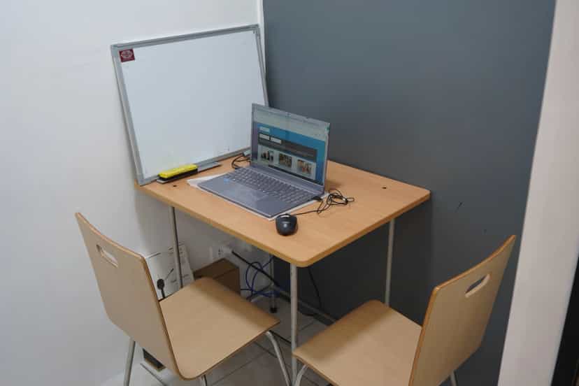 GLC Annex2 一對一英文教室的書桌、白板與筆電