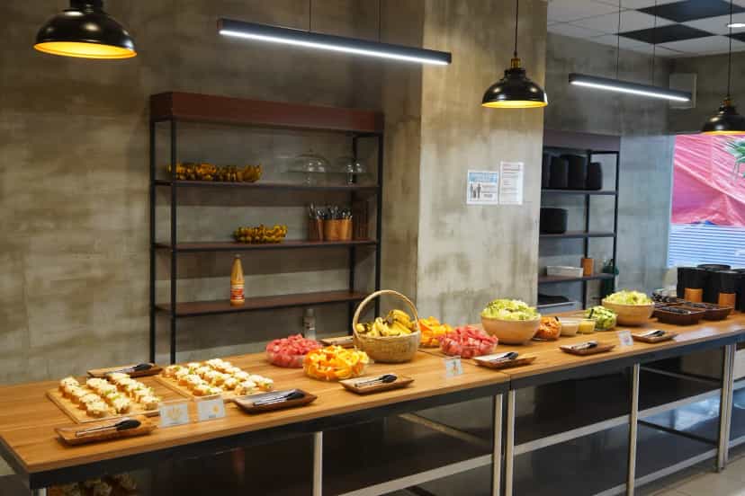 GLC 學生餐廳擺滿餐點的長型自助餐檯