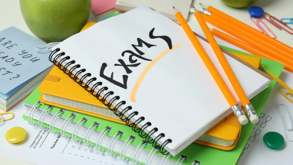 写着 Exams 的笔记本、铅笔与文具