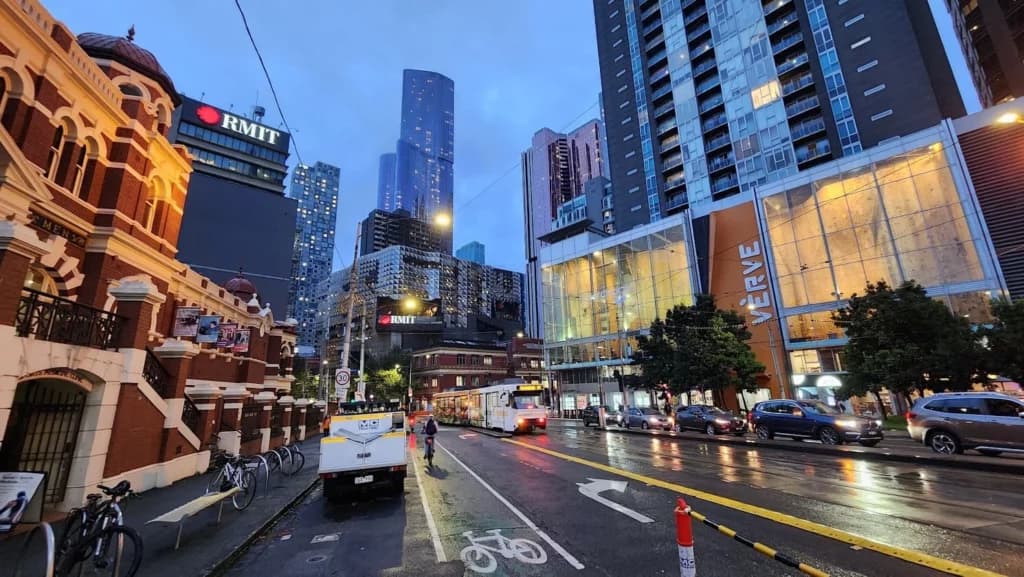 墨尔本市中心街景与电车人流