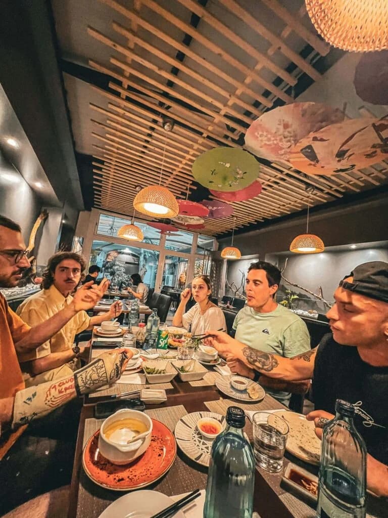 工度假期间与国际朋友交流,进行语言交换与跨文化英文对话。