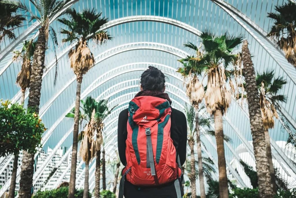 正准备前往海外打工度假的年轻人站在机场，象征计划英文准备、打开打工旅程的起点。