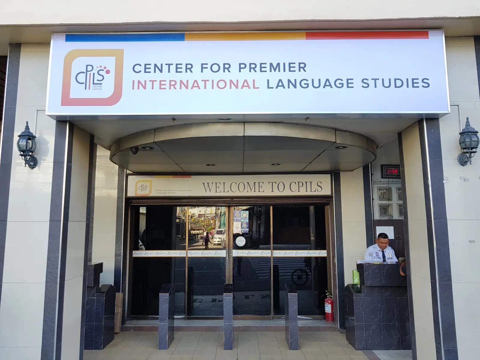 CPILS 宿霧校區正門，招牌寫著 Center for Premier International Language Studies