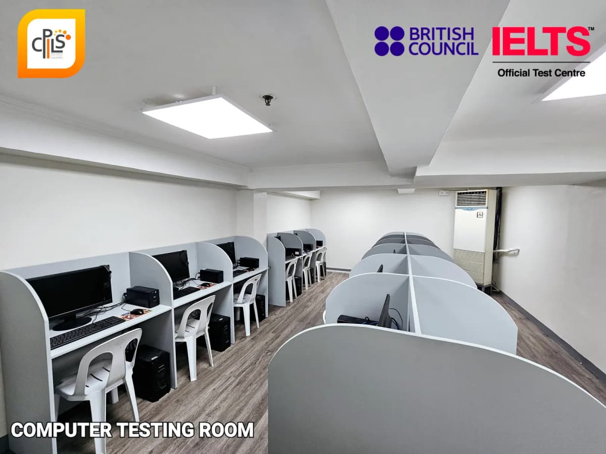 CPILS 校內 IELTS 電腦考場，一排排隔板座位與考試用電腦