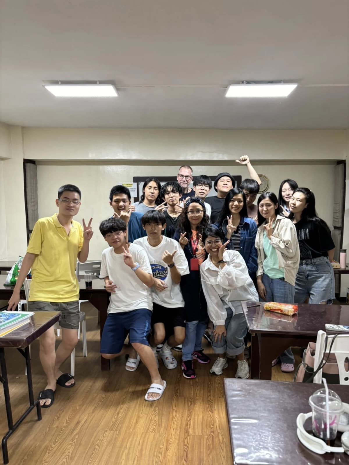 Anderson Tsai 與 CPILS 同學在教室內合影