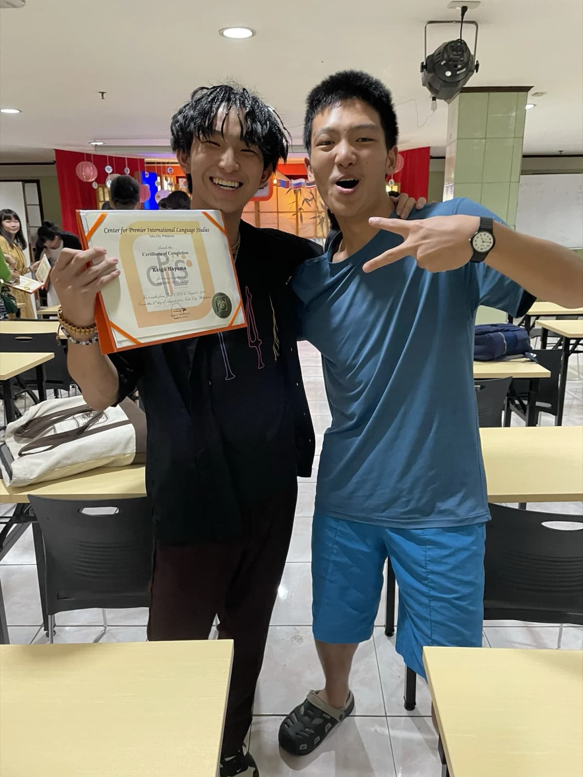 Anderson Tsai 與 CPILS 同學手持證書在校內合影