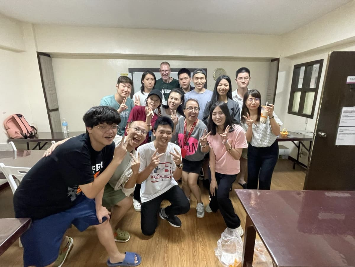 Anderson Tsai 與 CPILS 同學和老師在教室內合影