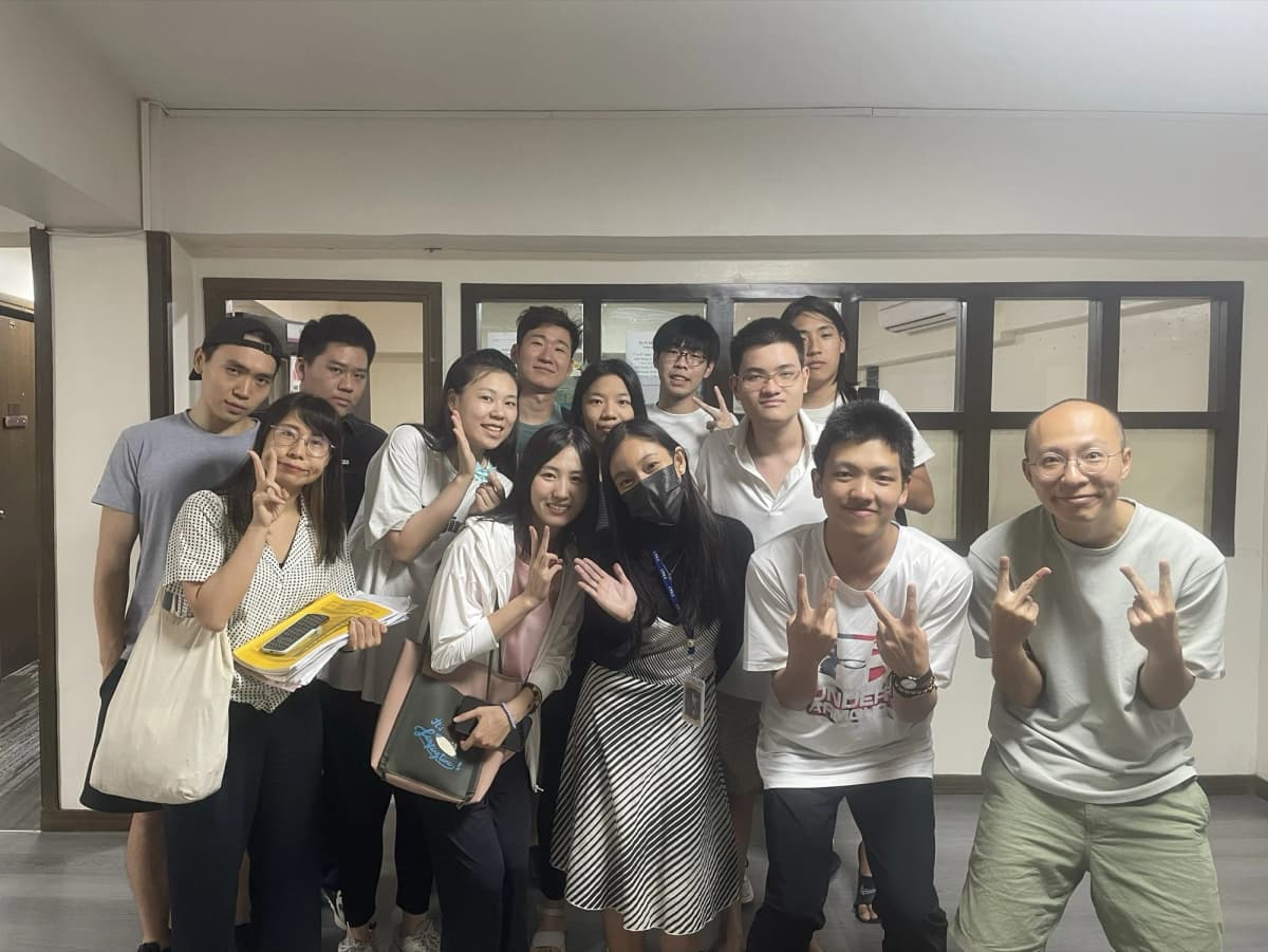 Anderson Tsai 與 CPILS 同學和老師在教室外走廊合影
