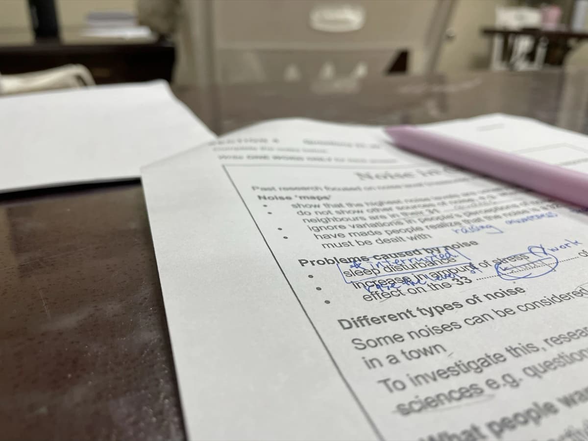 Anderson Tsai 的 CPILS IELTS 閱讀練習講義特寫,題目旁有筆記標記