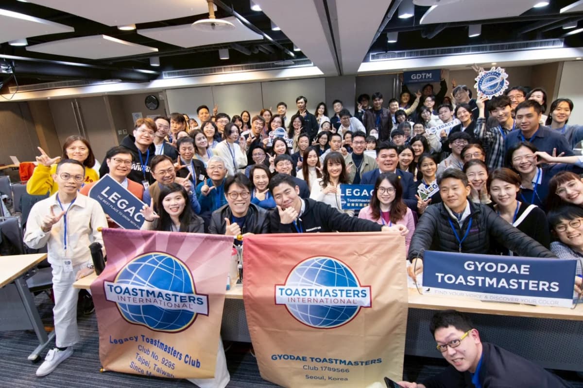 Group photo of Seoul's Gyodae Toastmasters visiting Taiwan for a joint English meeting with Taipei's Legacy Toastmasters Club