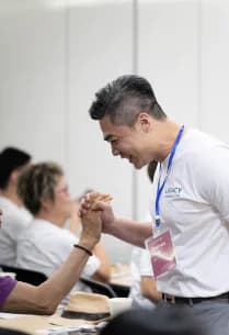 해외 행사에서 참가자들과 교류하는 Soter Tsai