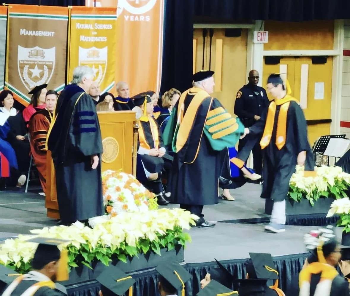 Yuiti 完成 UT Dallas 碩士學位的畢業典禮紀錄